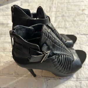BCBGENERATION GREGORY CUT OUT OPEN TOE BLACK CAGED LEATHER BUCKLE DETAIL SHOES 7